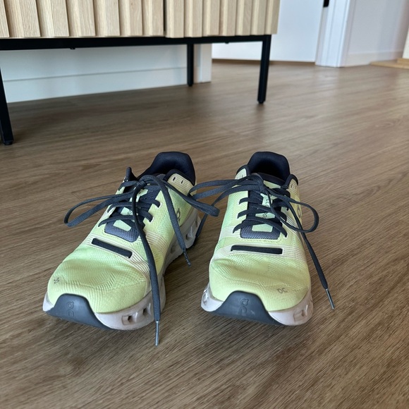 Like New Cloud Go On Cloud Running Shoes - Picture 9 of 11